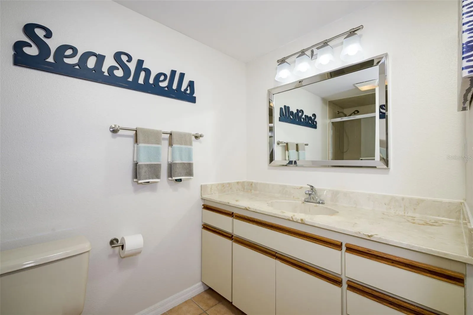 Full guest bathroom upstairs