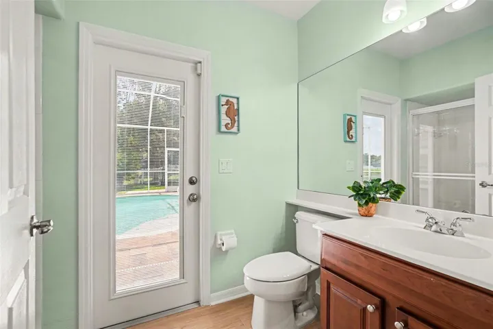 Third bathroom with access to the pool