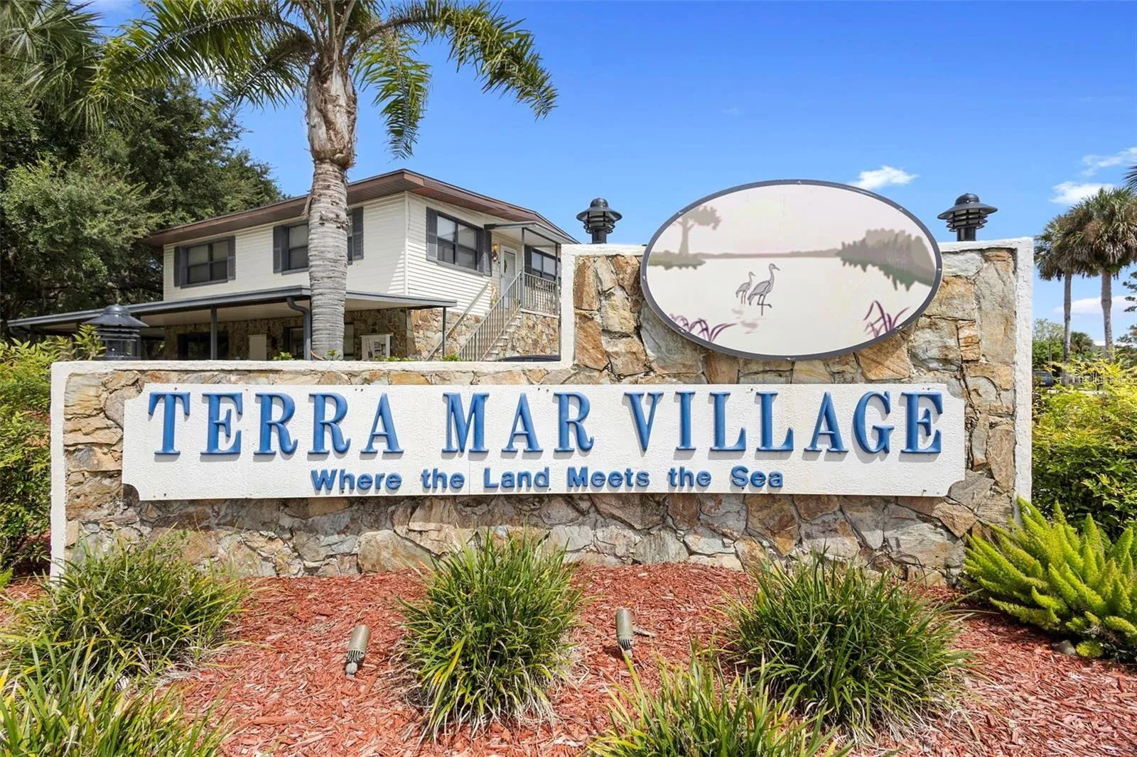 Close to Publix, DG market, restaurants, shopping