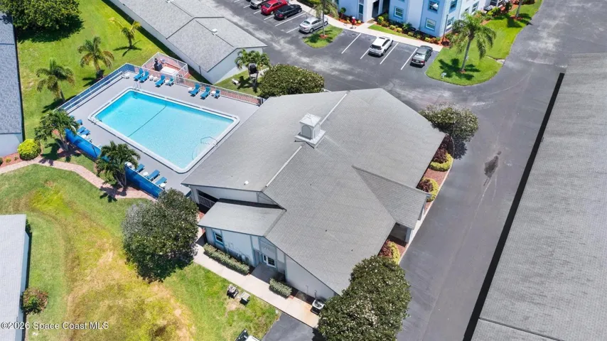 Pool & Clubhouse