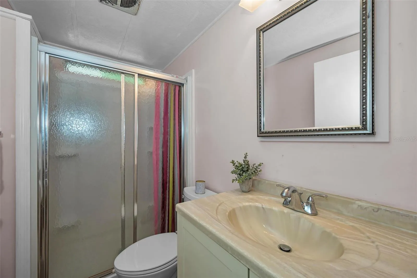 guest bath w/tub and shower
