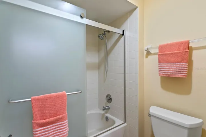 Separate tub/shower combo in Jack-N-Jill bath