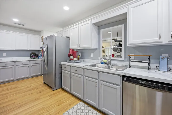 Kitchen Cabinets have Pull Outs!