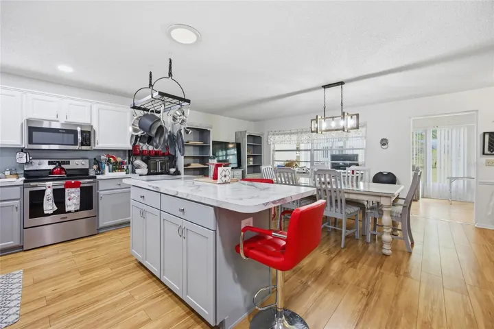 Kitchen Cabinets have Pull Outs!