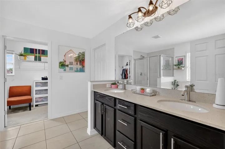 Primary en-suite with dual sinks