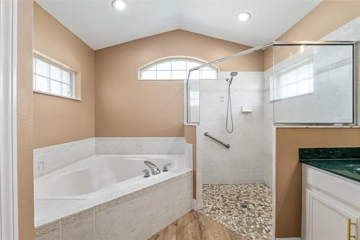 MASTER ENSUITE BATH