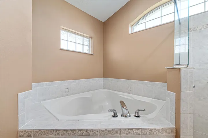 MASTER ENSUITE BATH