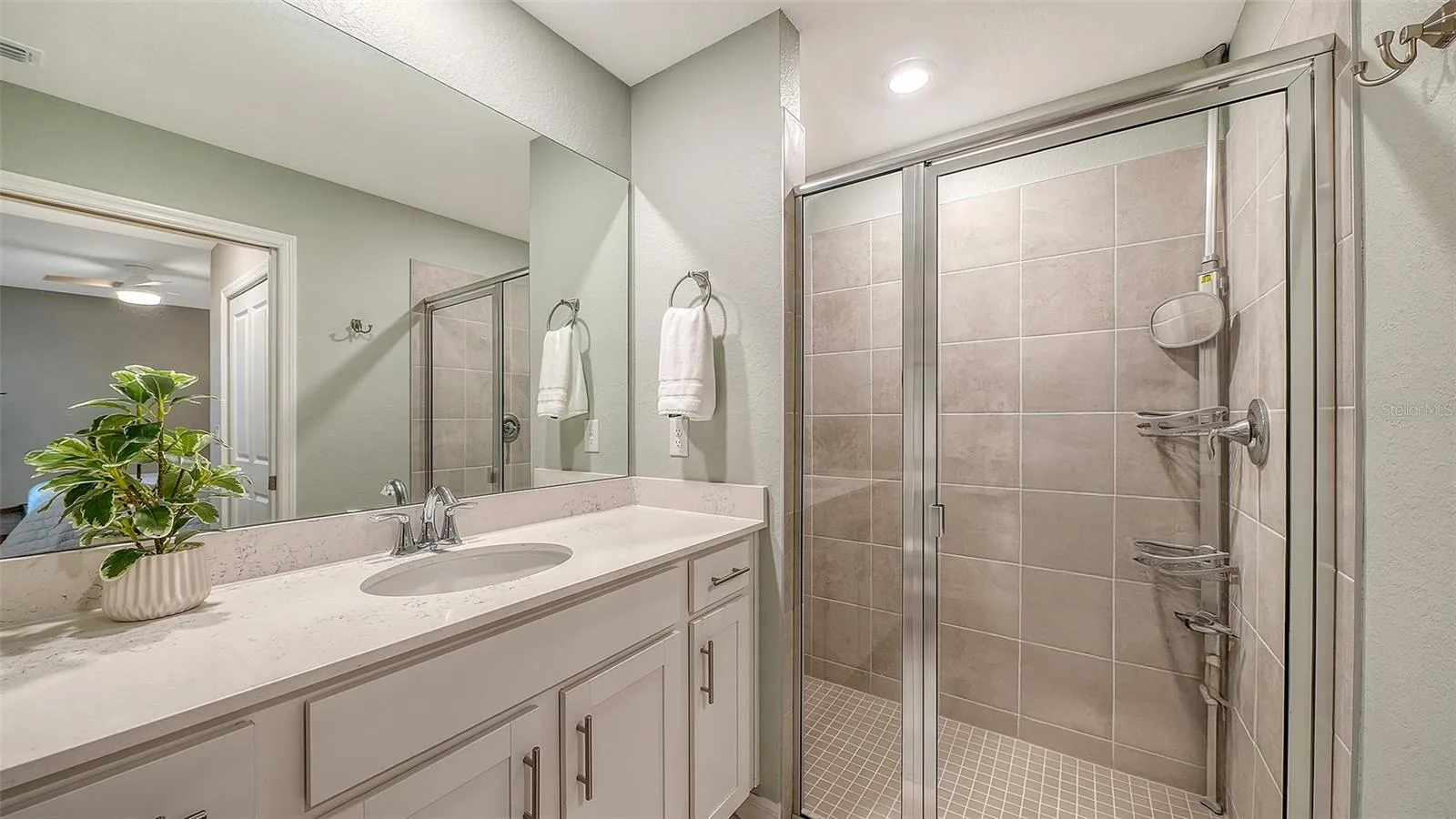 Primary en-suite w/ Walk-in Shower