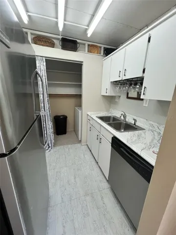 KITCHEN & LAUNDRY RM