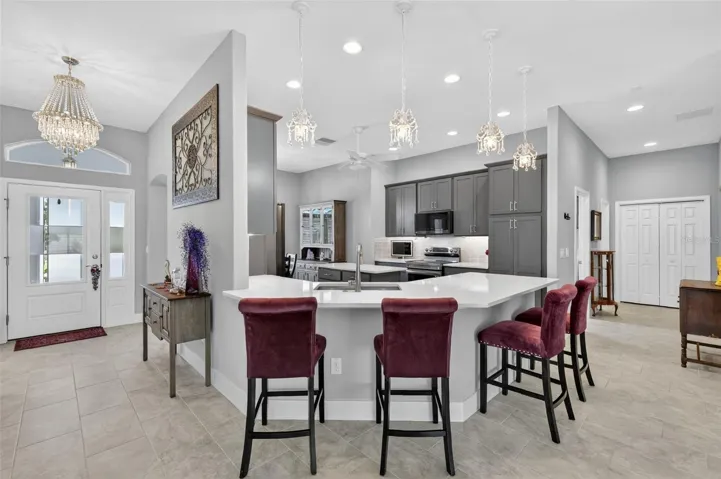 Kitchen Eat-In Breakfast Bar