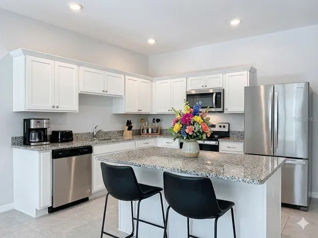 Kitchen (VIRTUAL STAGING)
