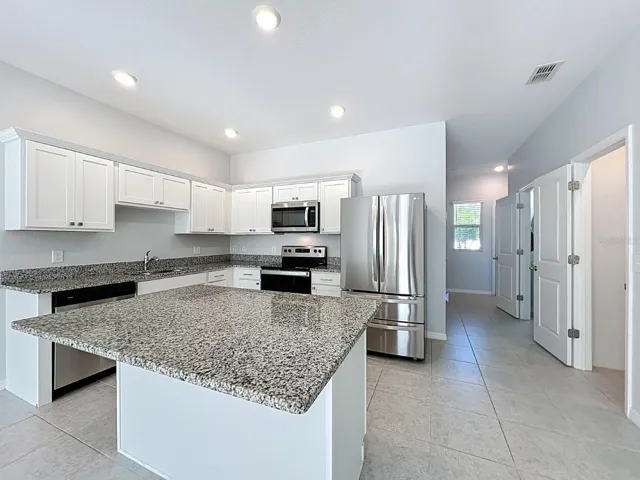 UPGRADED KITCHEN: Matching Breakfast Bar Island!