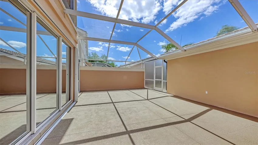 Grand lanai.