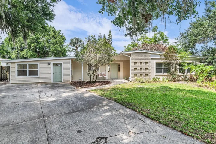 Spacious lot in charming Nela Isle neighborhood- across the street from Lake Conway