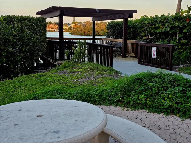 OUTDOOR BAYFRONT DINING