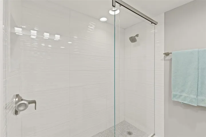 LARGE MAIN SHOWER