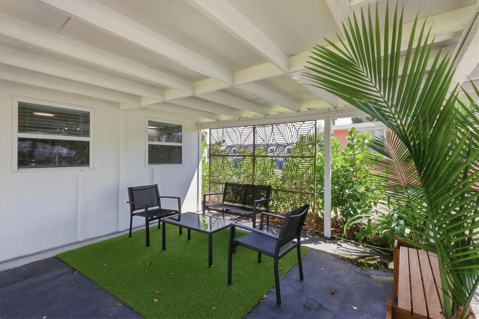 1/1 carport outdoor sitting area