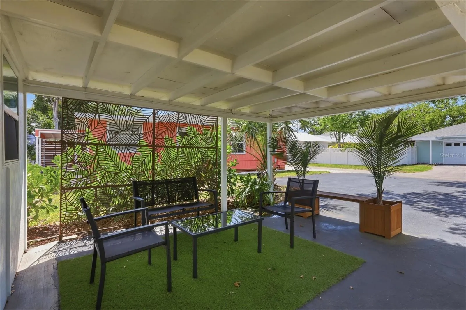 1/1 carport outdoor sitting area