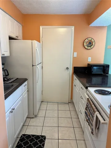 GALLEY KITCHEN W/WALK-IN PANTRY
