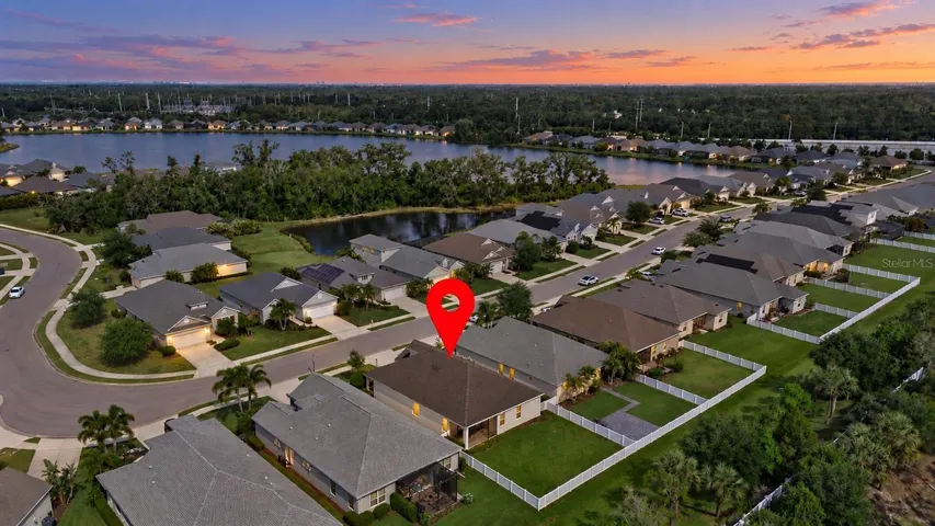 Large fenced yard with no rear neighbors