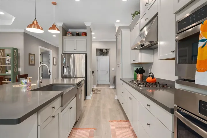 Take note of the Large Drawers for the ease of storage. There is a Stainless "Apron" sink also.