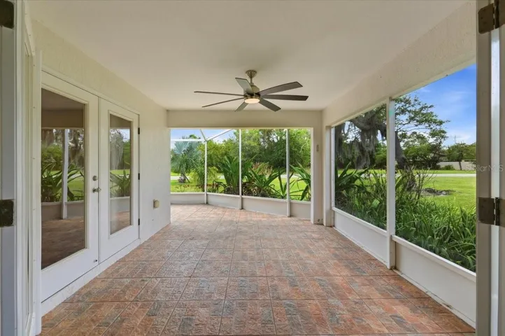 Beautiful Large Lanai-completely screened in