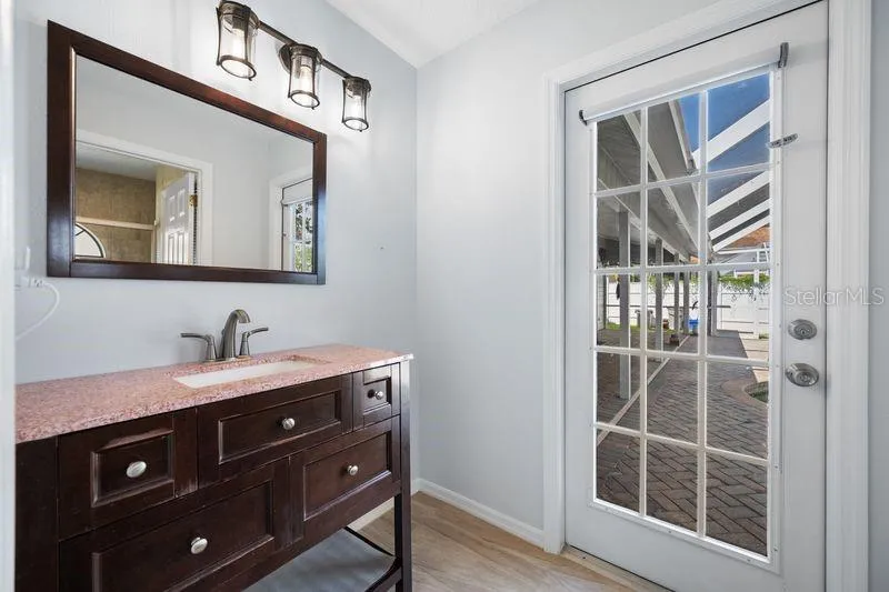 Bathroom 2 with Direct Access to the Pool