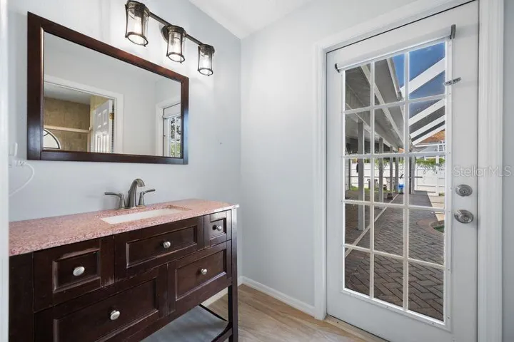 Bathroom 2 with Direct Access to the Pool