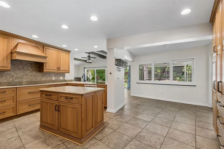 Kitchen & dinette
