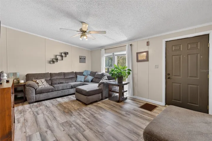 Living room (front door)