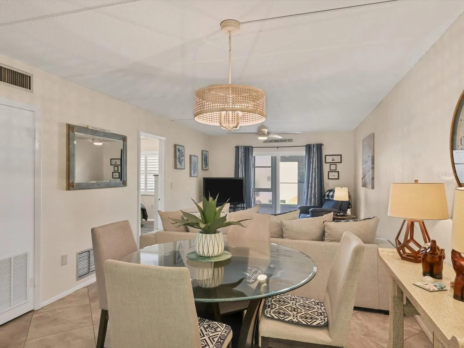 Dining area, living room