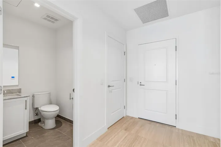 Entrance area, half bathroom in view