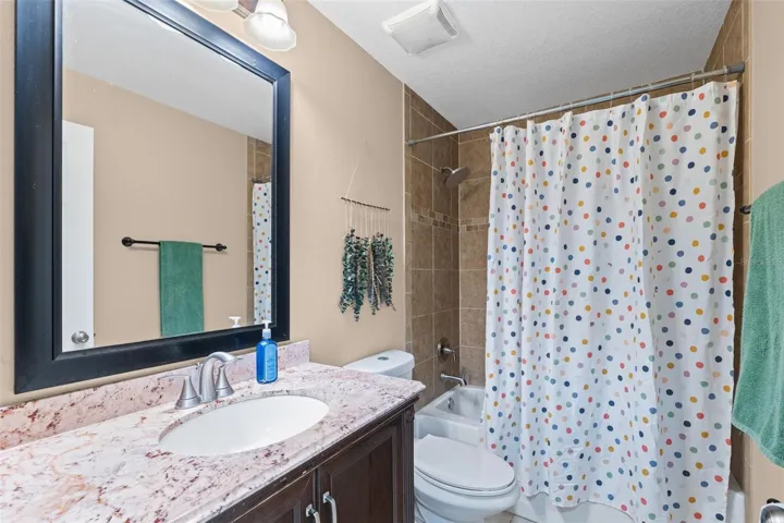 Guest bathroom with shower/tub combination