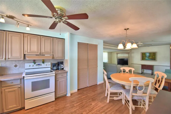 Kitchen/Eat In Dinette