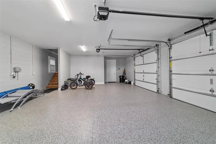 garage w/ epoxy flooring