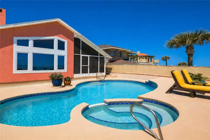In-ground pool and jacuzzi.