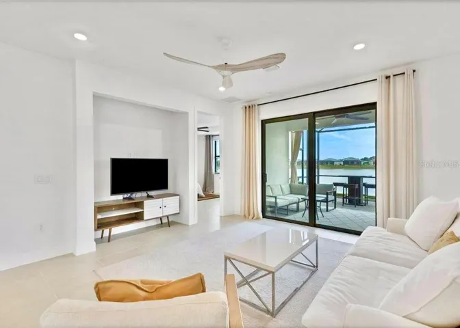 Living Room/View of Lake