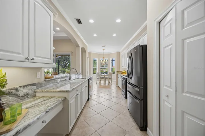 Kitchen with eat in dinning