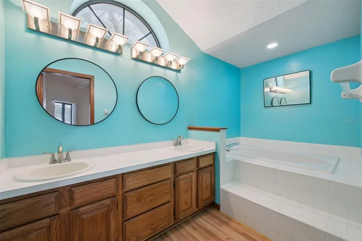 Double vanity and Soaking tub