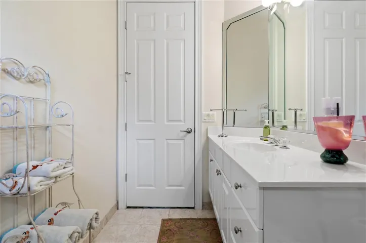 full guest bath with tub/ shower combo