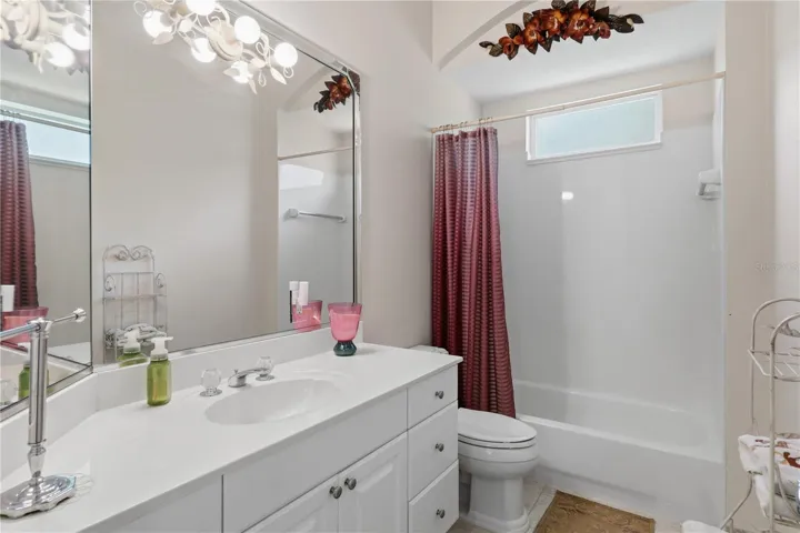 full guest bath with tub/ shower combo