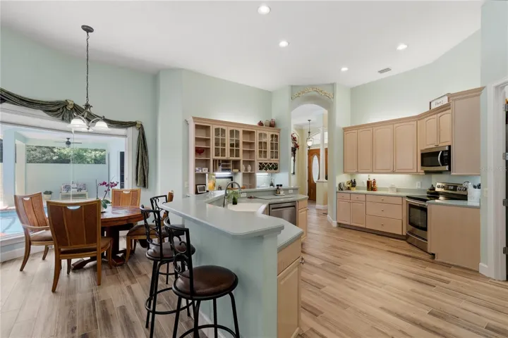 eat-in kitchen