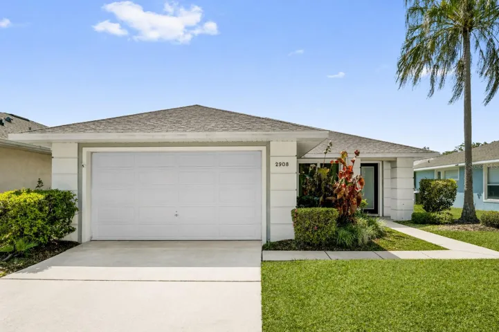 Front exterior of fully furnished vacation home in Kissimmee near Disney