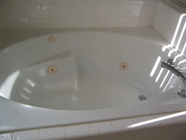 Jacuzzi tub