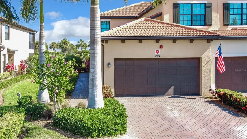 10796 Garage - parking for guests is on the left.
