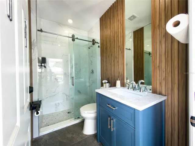 A full bathroom that attends the external area to keep privacy inside the house.