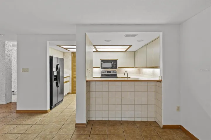 Kitchen and breakfast bar