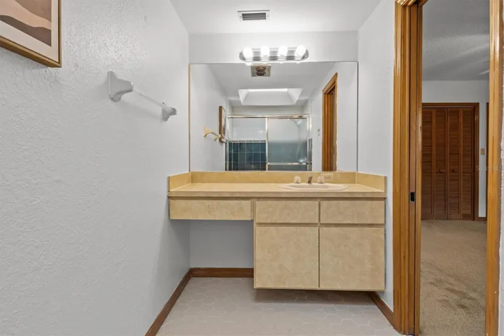 Ensuite bathroom 2
