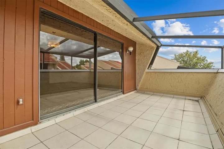 Upstairs screened patio
