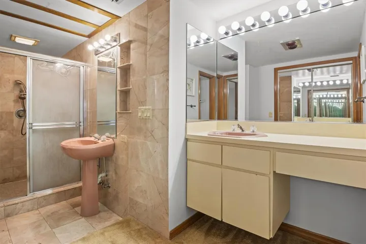 Ensuite primary bathroom